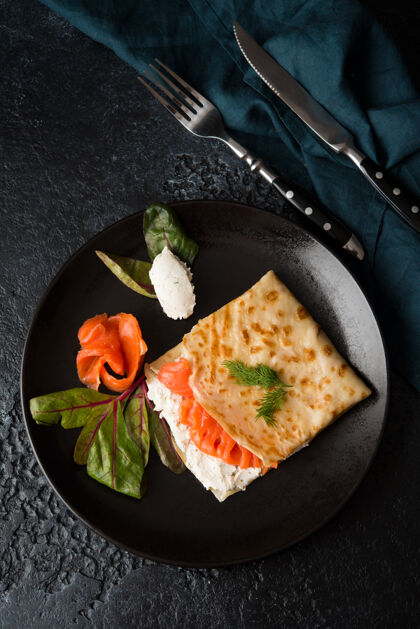 嘉年华传统的俄罗斯薄饼馅 红鱼和奶油奶酪 俯视图美味鱼早午餐