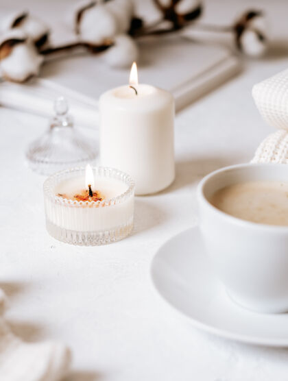 静止一杯白咖啡 棉花 蜡烛毯子热饮蜡烛