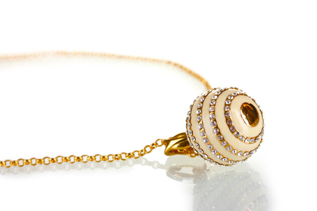 形状吊坠在球的形式与宝石隔离在白色珠宝闪亮配件