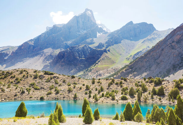 山美丽宁静的湖泊在芬斯山脉（帕米尔的分支）在塔吉克斯坦山景湖风景