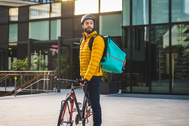 男人送菜服务 骑手用自行车送菜给客户-关于交通 送菜和技术的概念携带外面人