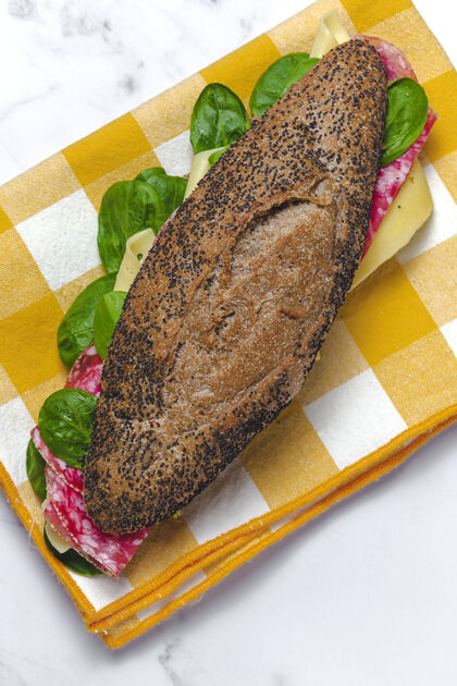 自制自制香肠三明治配生菜和芝士 配种子面包带走送食物快餐膳食美味