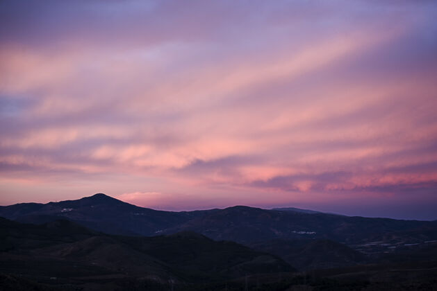 日出在阿尔普亚拉山上日出色彩山脉轮廓