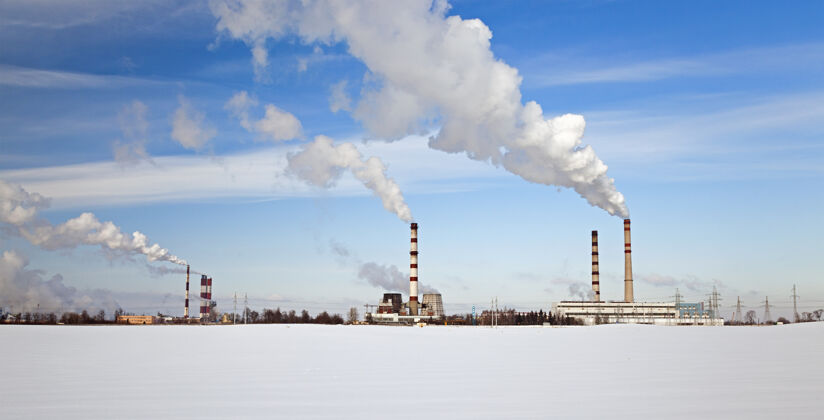 烟雾工业企业在严寒的冬日里的排放量耗尽场景电力