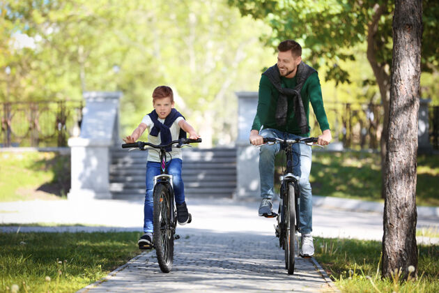 户外爸爸和儿子在户外骑自行车成人男孩车辆