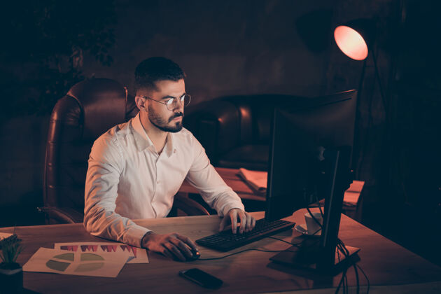 个人电脑专心致志的男人坐在电脑上打字沉思拼图男人