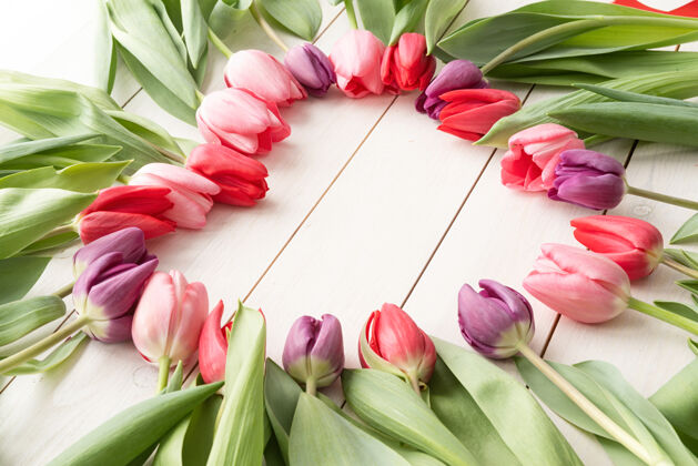 三月爱的概念心形做成春天的郁金香花 里面空间复制自然叶子美丽