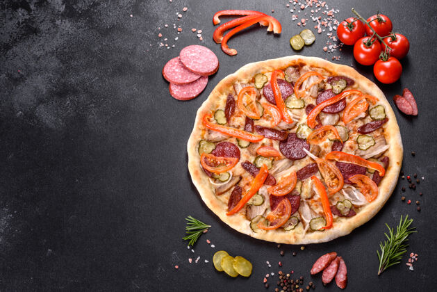 意大利香肠新鲜美味的比萨饼 用香肠 胡椒粉和香肠在炉子里烤制而成番茄.地中海美食乡村面团奶酪