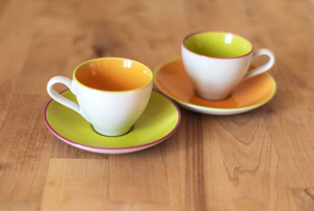 茶厨房木桌上的瓷杯和瓷盘饼干烹饪装饰