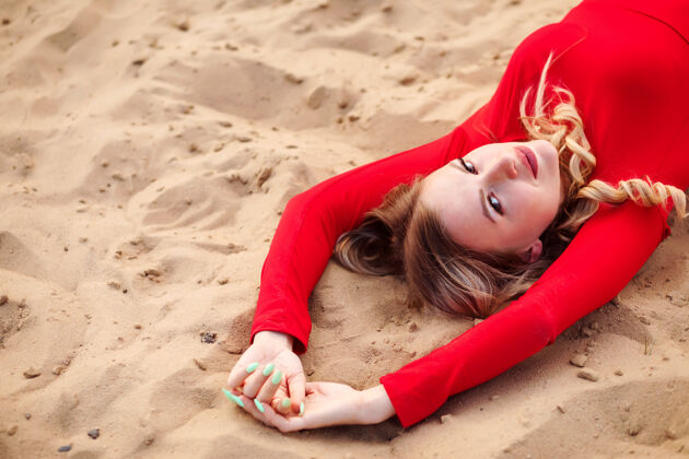 封面美丽的金发女郎躺在床上的性感肖像海滩焦点上对书或音乐专辑封面铺设女人感性