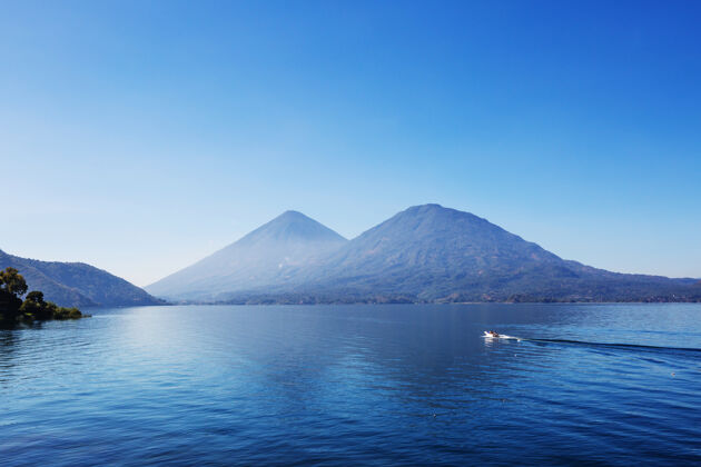 中央中美洲危地马拉高地美丽的阿蒂特兰湖和火山风景寂静山