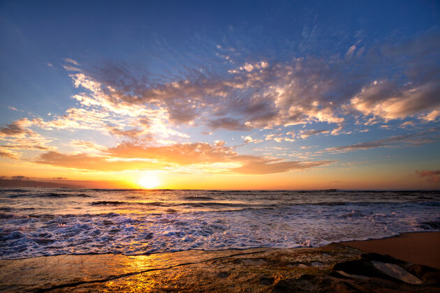 海岸日落后海浪在岩石上破碎靠近日落海滩 瓦胡岛 夏威夷沙滩旅游天气