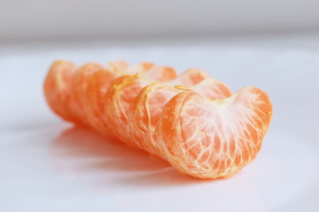 柑橘微距照片在一张白板片上特写了几张普通话躺在桌子背景上不对焦切片热带成熟