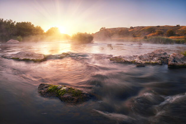 秋天日出在斯威夫特河河流岩石日落