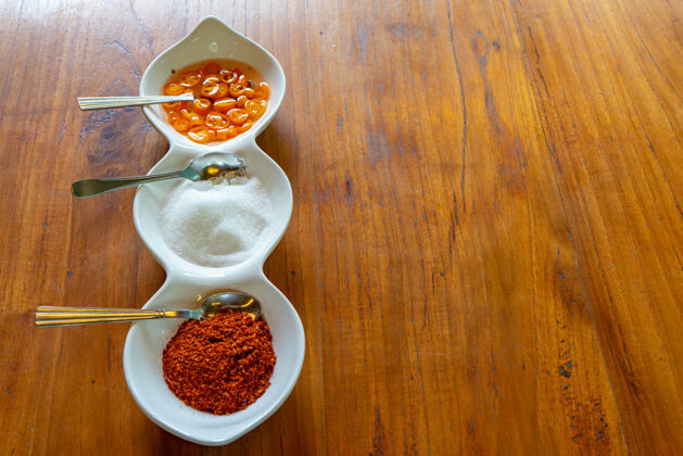 碗李乐白碗里的亚洲调味品 如醋 糖和辣椒 是一种泰式面条泰国酱汁辣椒