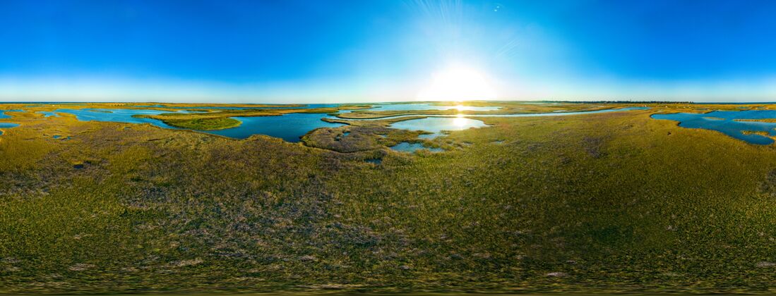 全景在一个阳光明媚的夏日 360度的蓝天和被绿色灌木丛包围的湖泊的全景湖泊无人机海洋