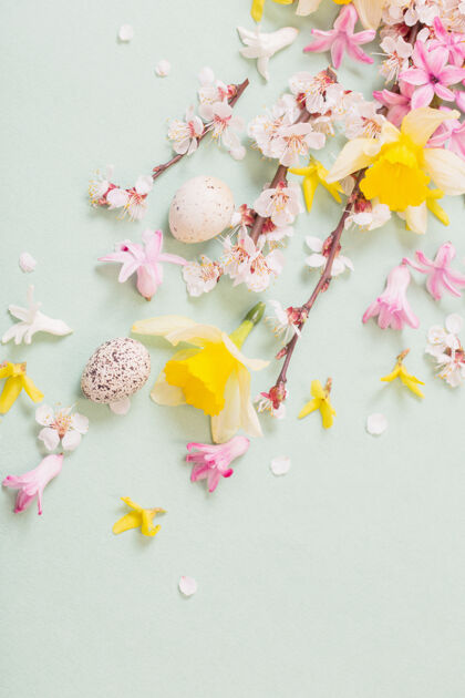 庆典复活节背景彩蛋和鲜花传统水仙花背景