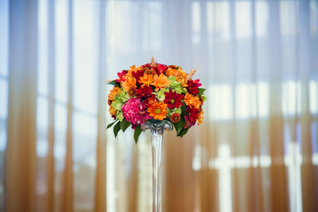 餐厅秋天的花束装饰着餐厅喜庆的餐桌康乃馨束拱门