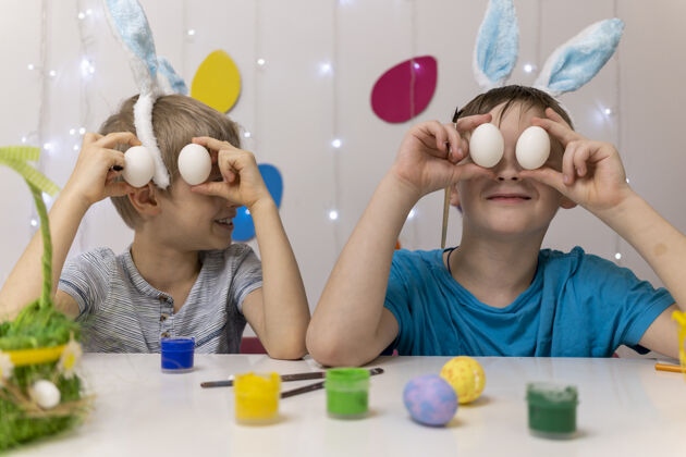 一起快乐复活节孩子们画鸡蛋快乐童年复活节彩蛋