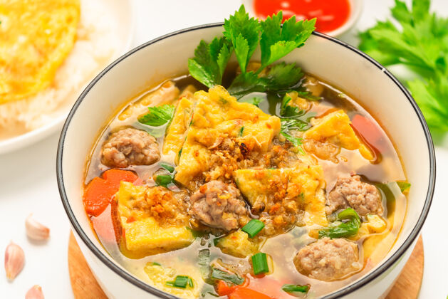 热煎蛋卷汤-泰国配菜传统烹饪自制