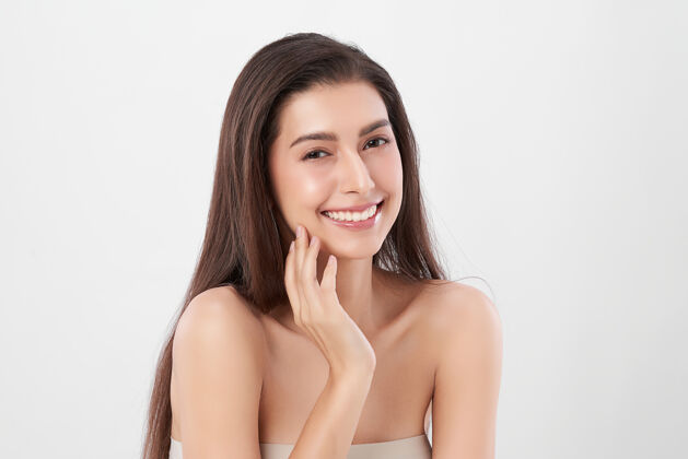 治疗美丽年轻的亚洲女性 拥有干净清新的皮肤 面部护理 面部护理 美容 美容 亚洲女性肖像特写微笑皮肤护理
