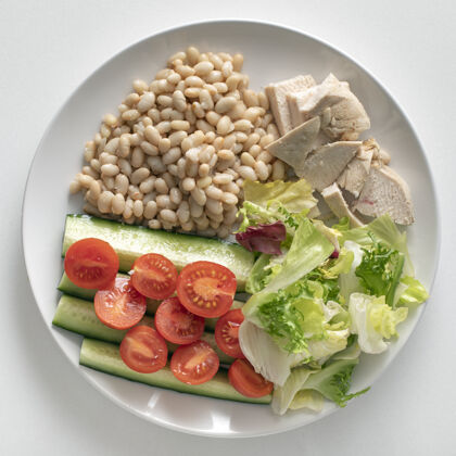 碳水化合物一盘健康食品 豆子 鸡柳和全部装饰健康饮食的必要成分配菜豆类绿色
