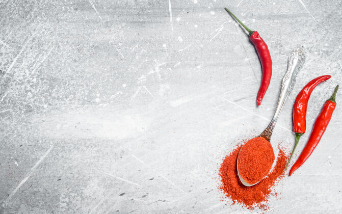 健康把红辣椒和新鲜的胡椒荚放在一个勺子里 放在乡村的桌子上辛辣蔬菜顶部