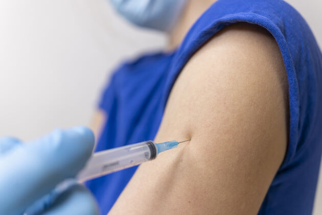 医生预防接种冠状病毒注射抗covid-19的疫苗预防流感疾病疾病给予健康