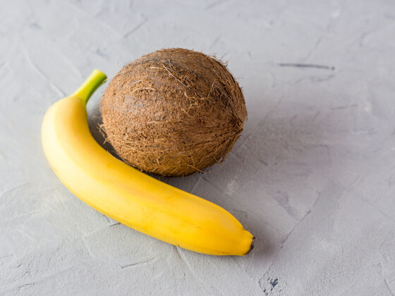 美味灰色香蕉椰子表面.top查看健康纯素食物概念切片生的坚果