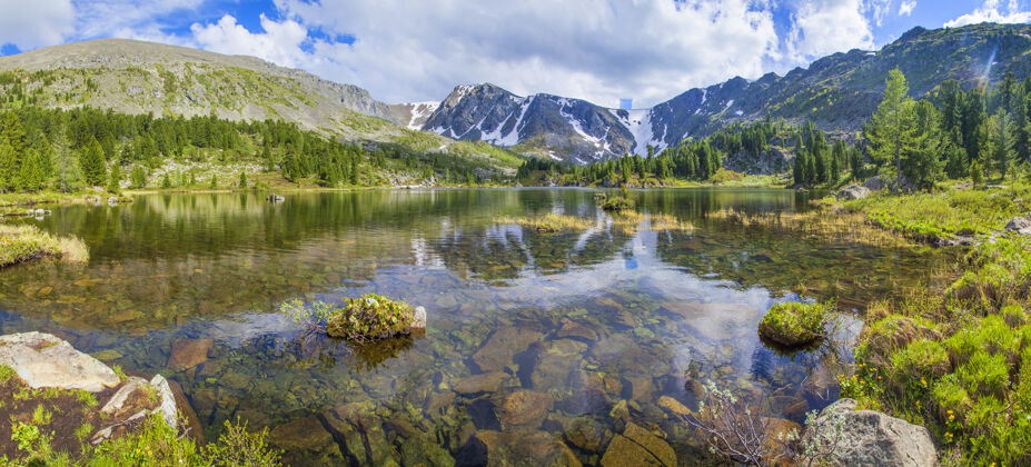 西伯利亚夏日的山湖 倒影如画阳光户外白天