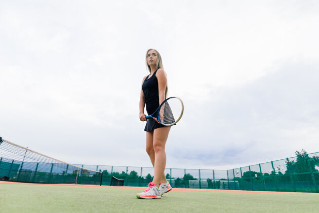 比赛网球女运动员红土网球场的球员比赛女子运动员