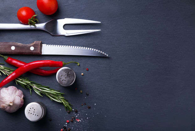 刀香料牛排 叉子和刀子上的黑色背景俯视图调味品辣椒盐