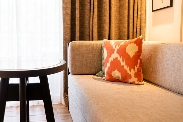 花瓶客厅沙发上有漂亮的枕头装饰枕头清洁房间