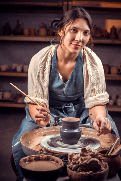 创意迷人的工匠 用生粘土和手工艺品生产艺术家雕刻壶