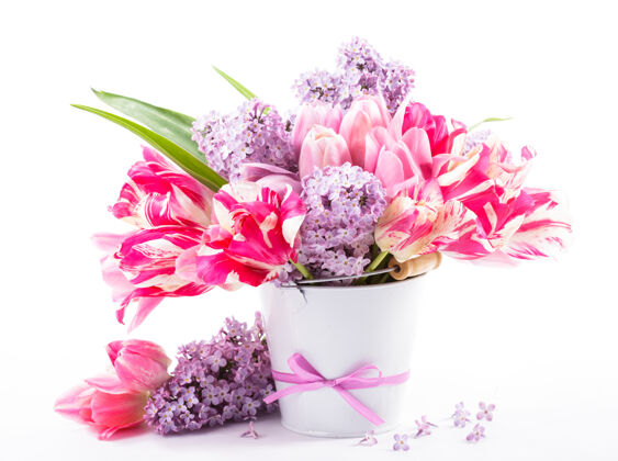 季节粉色郁金香和白色丁香的花束春天庆典自然