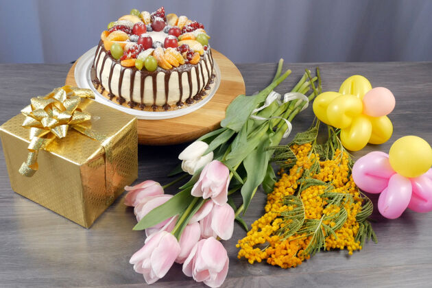妈妈生日蛋糕 礼物 五颜六色的气球和鲜花五彩纸屑郁金香甜点