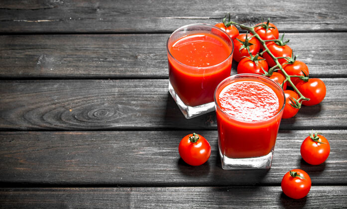 整体一杯番茄汁和一支成熟的番茄放在木桌上玻璃素食主义者健康