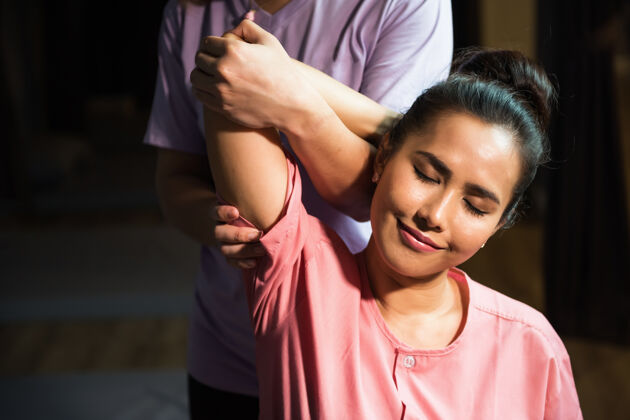 美丽泰国手臂和肘部反射按摩疗法治疗年轻美丽的亚洲女子在沙发上温泉沙龙.健康关心和放松来治疗疼痛概念备选方案医疗行业女人治疗女孩