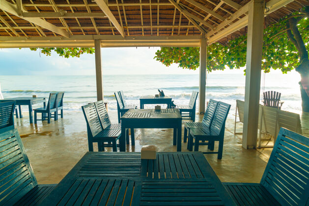 椅子空木椅与海滩海天堂绿松石别墅