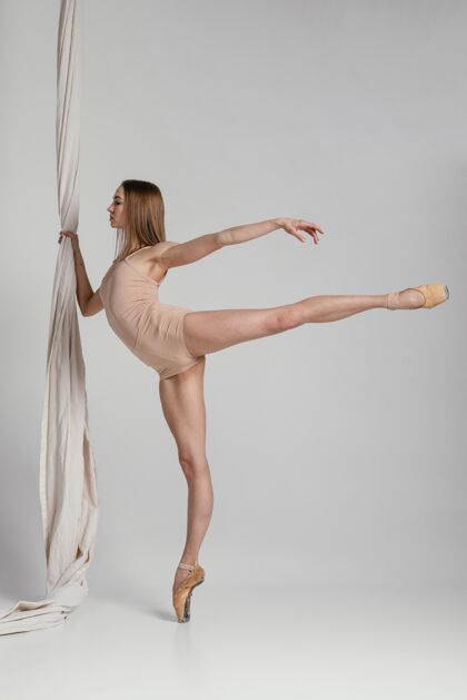 移动芭蕾舞表演全镜头女人垂直艺术