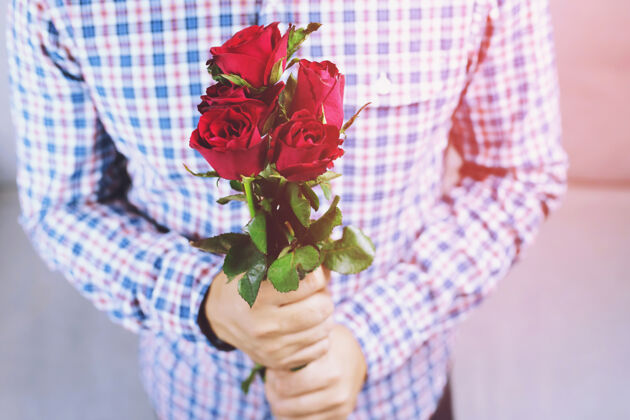 花情人节那天 一个男人拿着一朵红玫瑰送给女友信息木头感情