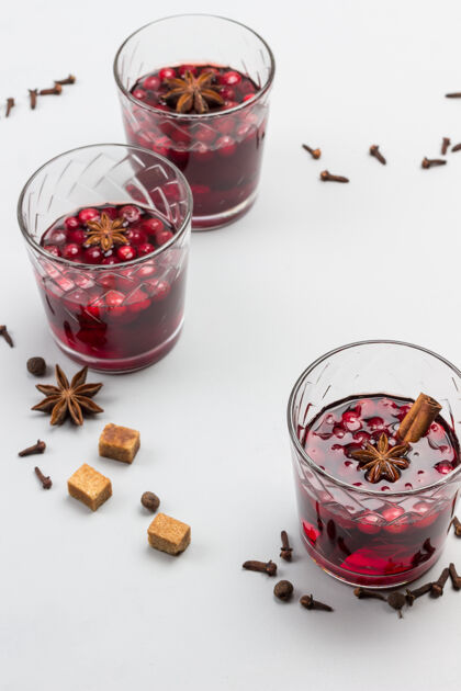 食物冬日热饮料 配小红莓和香料玻璃平底锅新鲜