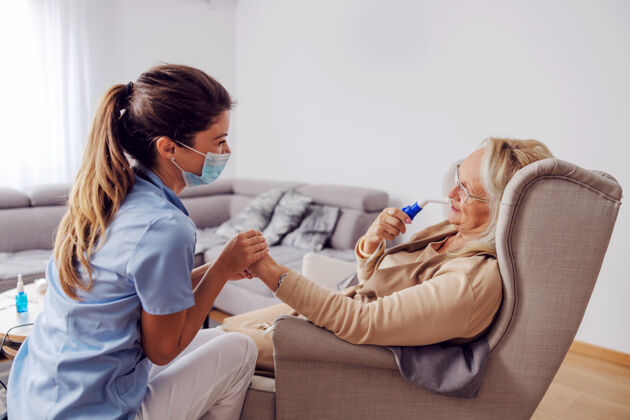 医药生病的老年妇女坐在家里的椅子上 用呼吸器吸氧冠状病毒病毒服务