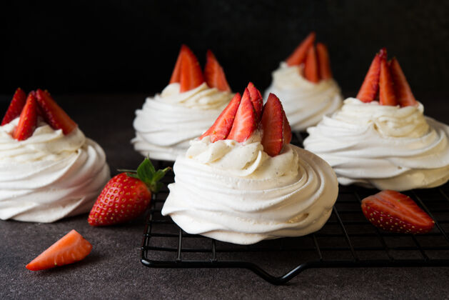 澳大利亚安娜巴甫洛娃蛋糕奶油和新鲜草莓 特写奶油草莓美食