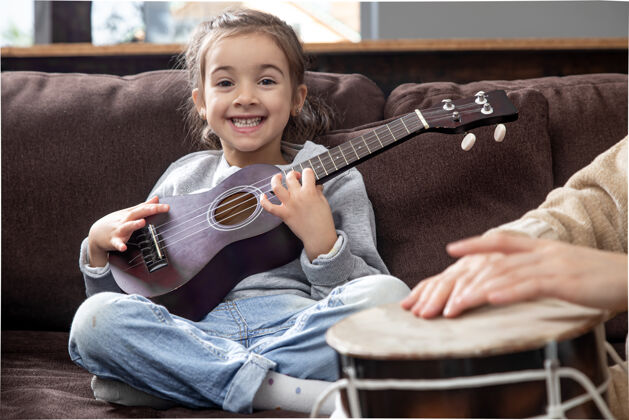 爱好音乐课仪器.儿童儿童发展与家庭价值观儿童友谊和家庭的概念发展四弦琴实践