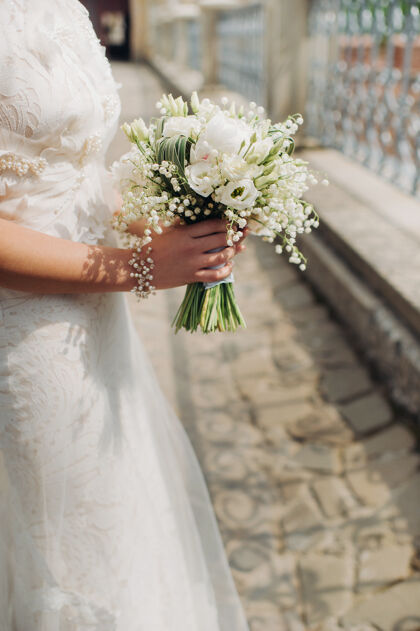 花婚礼花束与牡丹在新娘的手中下早上好新娘的名字服饰花手