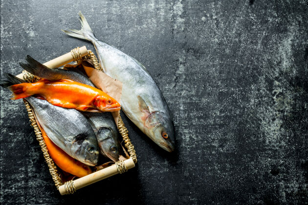生的托盘上有各种各样的海鱼捕获饮食市场