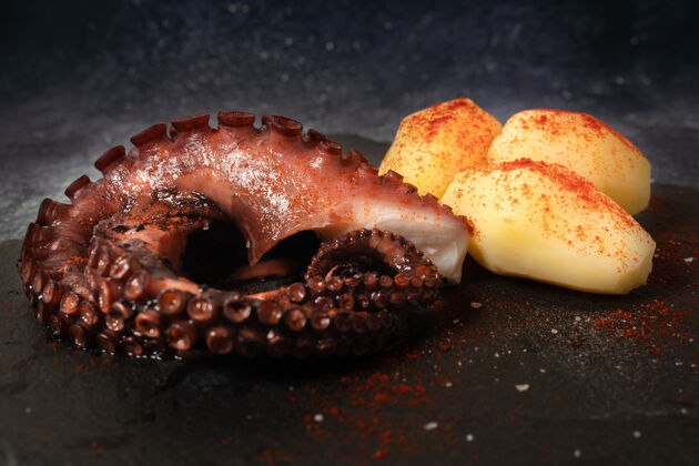 厨房美味的烤章鱼触须配以西班牙辣椒 橄榄油和海盐调味的土豆部分传统热