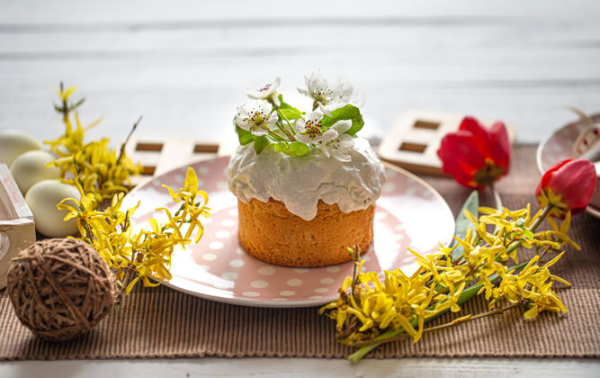 鲜花自制复活节蛋糕特写在鲜花和装饰的桌子上详情.复活节在家度假的概念美味蛋糕烘焙食品