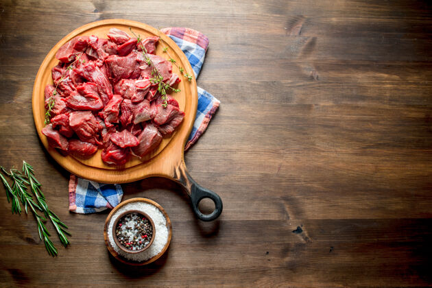 烹饪把生牛肉片放在砧板上 配上百里香营养肉新鲜